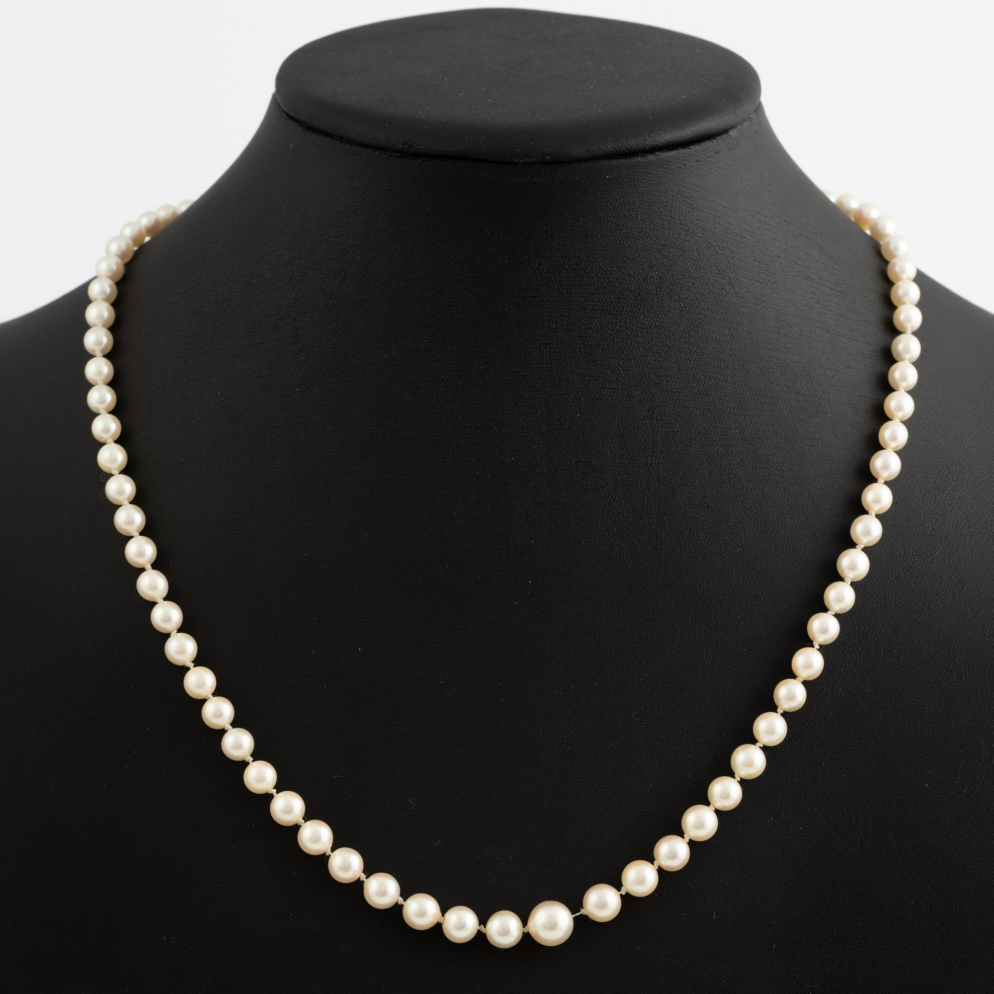 Pearl necklace with graduated cultured pearls, clasp silver.