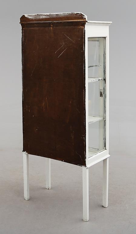 VITRINSKÅP, 1900-talets första hälft.