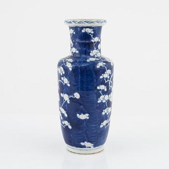 A blue and white vase, Qing dynasty, China, late 19th century.