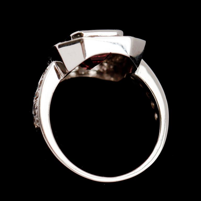 RING, 18 k vitguld, rosa turmalin ca 4,0 ct, briljantslipade diamanter ca 1,0 ct.