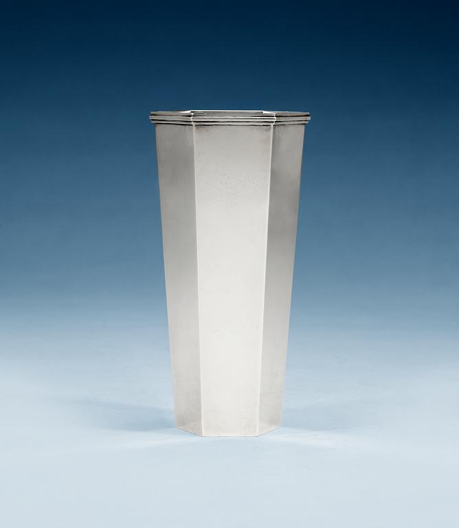 Wiwen Nilsson, A Wiwen Nilsson sterling vase, Lund 1959.