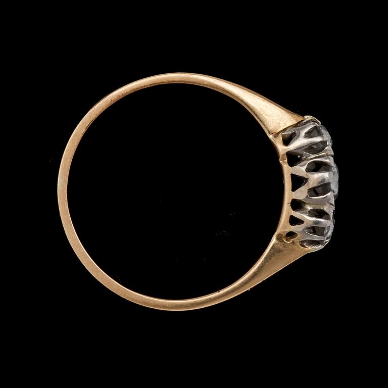 RING, 18 K guld med gammalslipade diamanter.