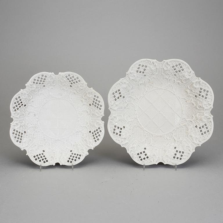 TALLRIKAR, 2 st. "Saltglazed", Staffordshire, omkring 1760.