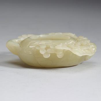 A nephrite brush washer, late Qing Dynasty (1644-1912).