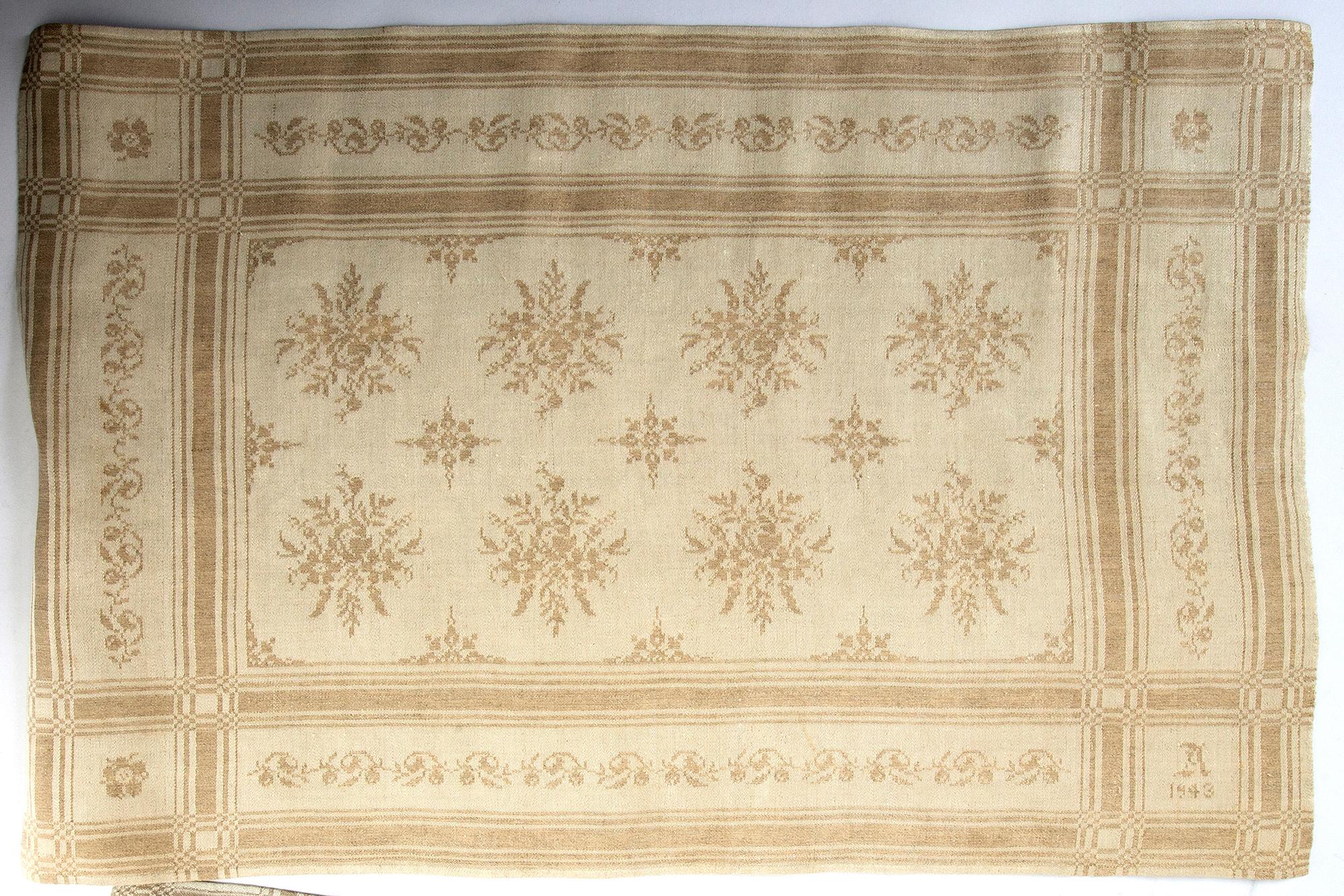 Tabletter/dukar två st varav en Systrarna Svensson Hagestad damast 1900-talets mitt ca 46x34 cm och 54x37 cm.