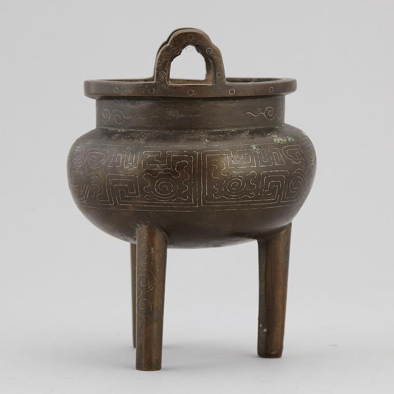 A Chinese bronze incense burner, 20th century.