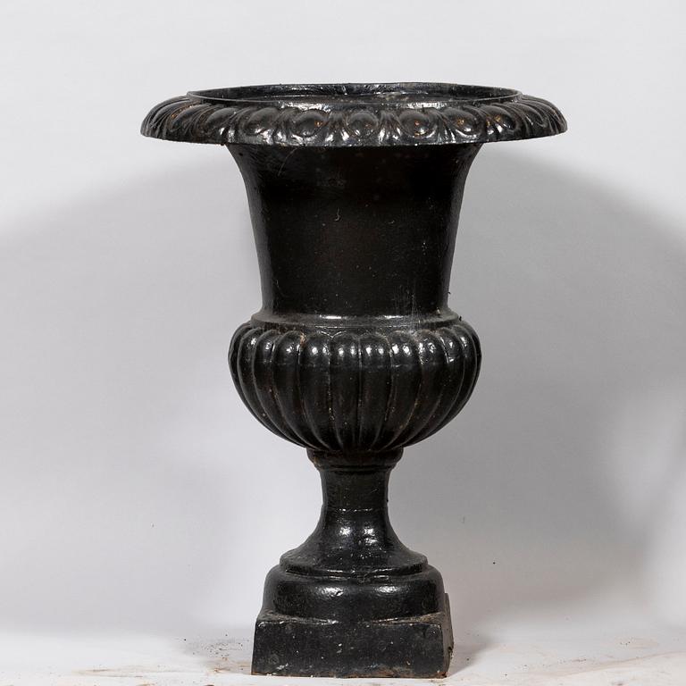 Trägårdsurnor, ett par, 1900-talets senare del.