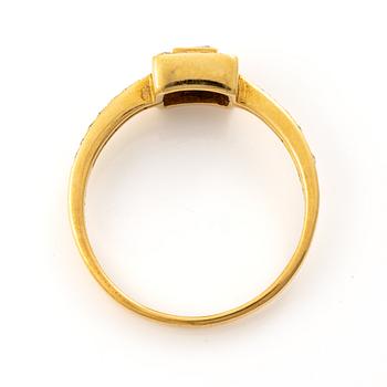 18K gold ring with a sapphire and brilliant-cut diamonds.