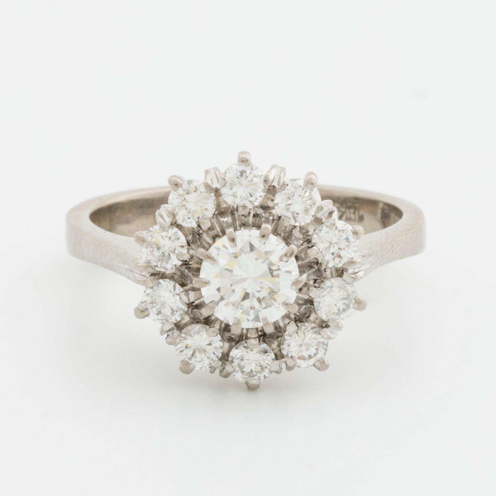 BRILJANTRING 18K vitguld m 1 briljant ca 0,55 ct TW VS, samt 10 mindre briljanter ca 0,70 ct TW SI.
