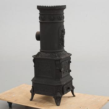 AN EARLY 20th CENTURY CAST IRON STOVE.