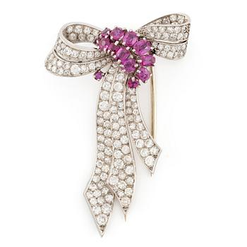558. A brooch in platinum in the form of a bow with rubies and diamonds, likely from the 1950s.