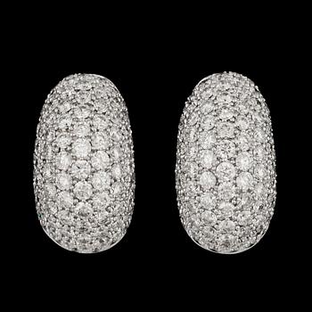 1188. ÖRHÄNGEN, 18k vitguld med briljantslipade diamanter, totalt 3.59 ct. Vikt 10 g.