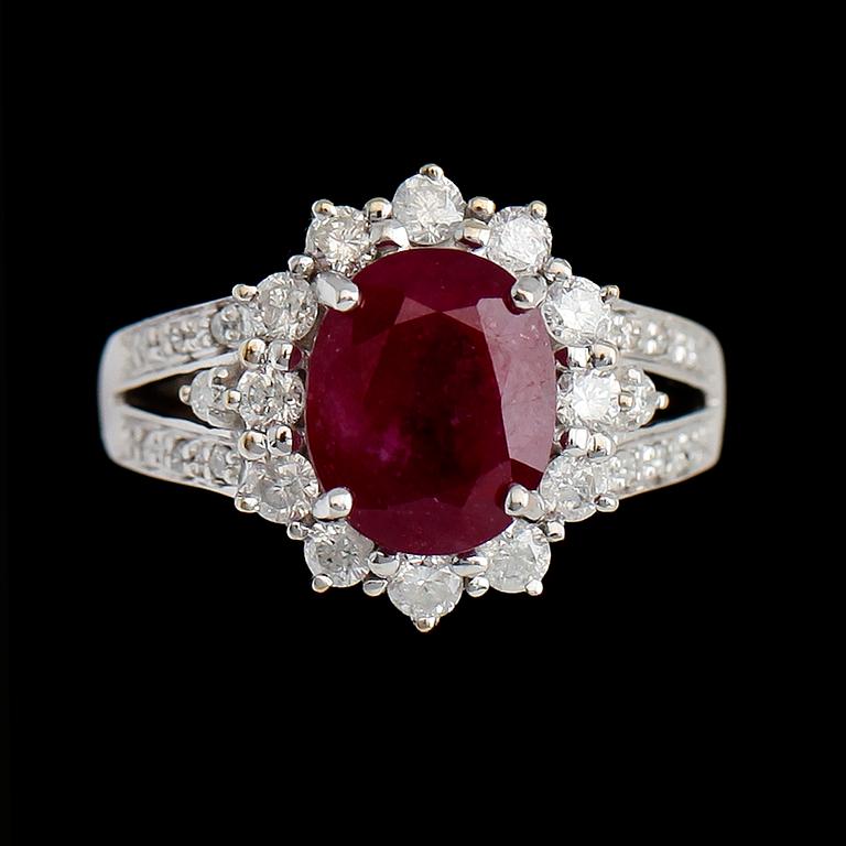 RING, 10K vitguld, rubin ca 3.15 ct, diamanter tot ca 0.70 ct.