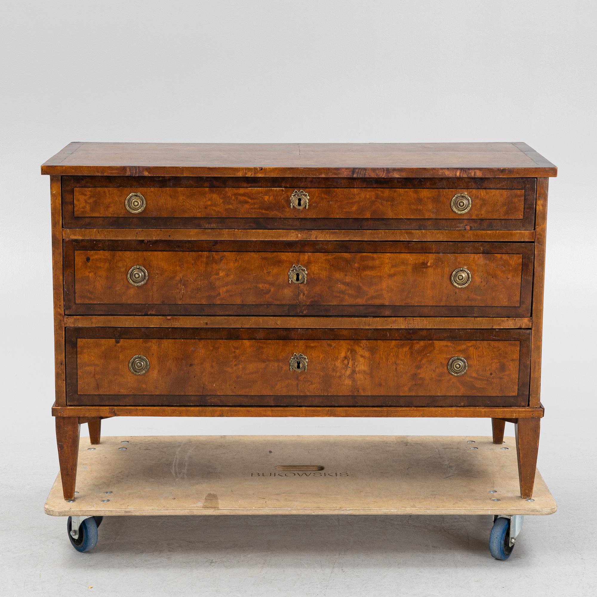 A late Gustavian chest of drawers, around 1800.