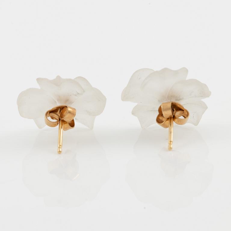 Brooch and earrings, floral, 18K gold with carved rock crystal and rose-cut diamonds.