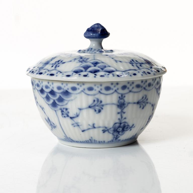 Royal Copenhagen, mockaservis, porslin, 31 delar, "Musselmalet", mestadels helblond.