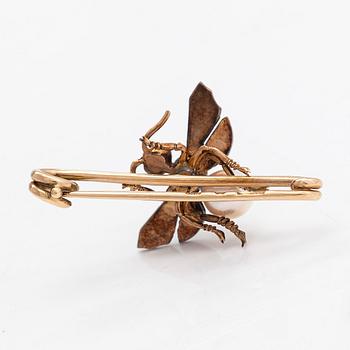 Brooch in the shape of a fly, 14Kgold with rose-cut diamonds and cultured pearl. Russia, Early 20th-century.