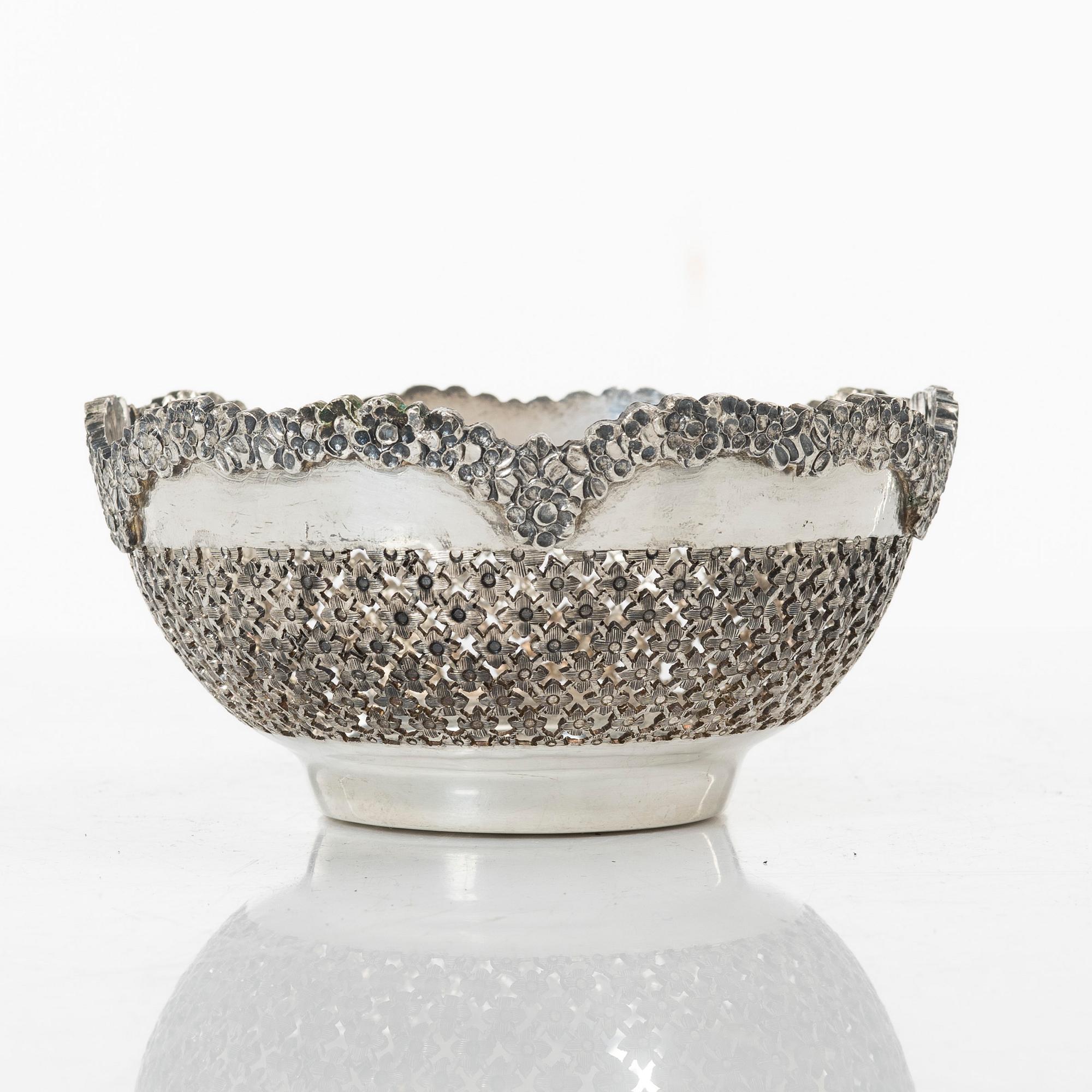 Skål på bricka, silver, Persien (Iran), 1900-tal.