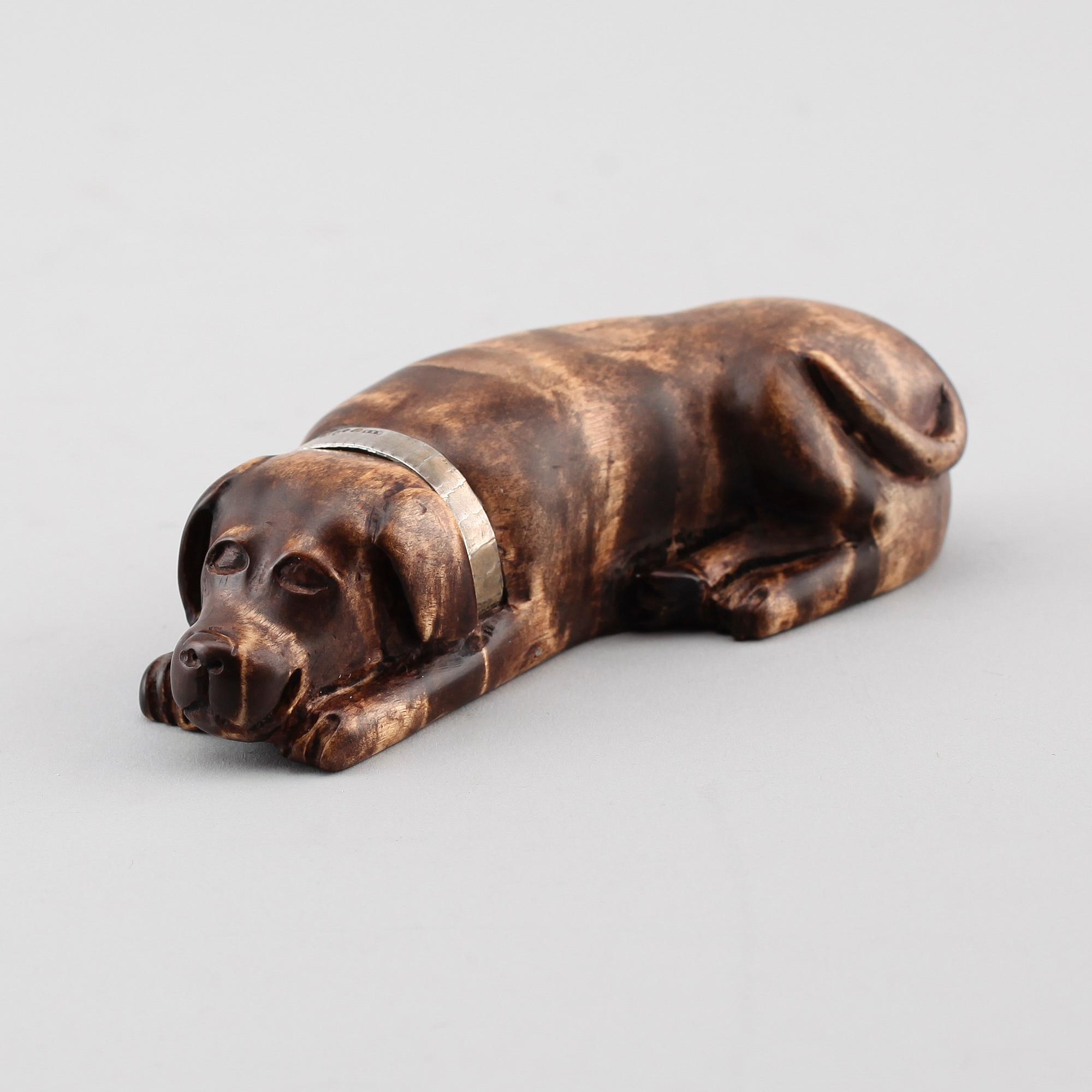 SNUSHUND, skuret trä med silverhalsband, 1915.