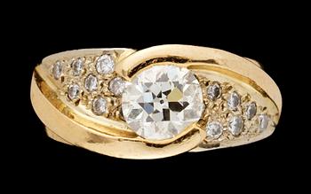 643. A gold and diamond ring, app. 1.10 cts.