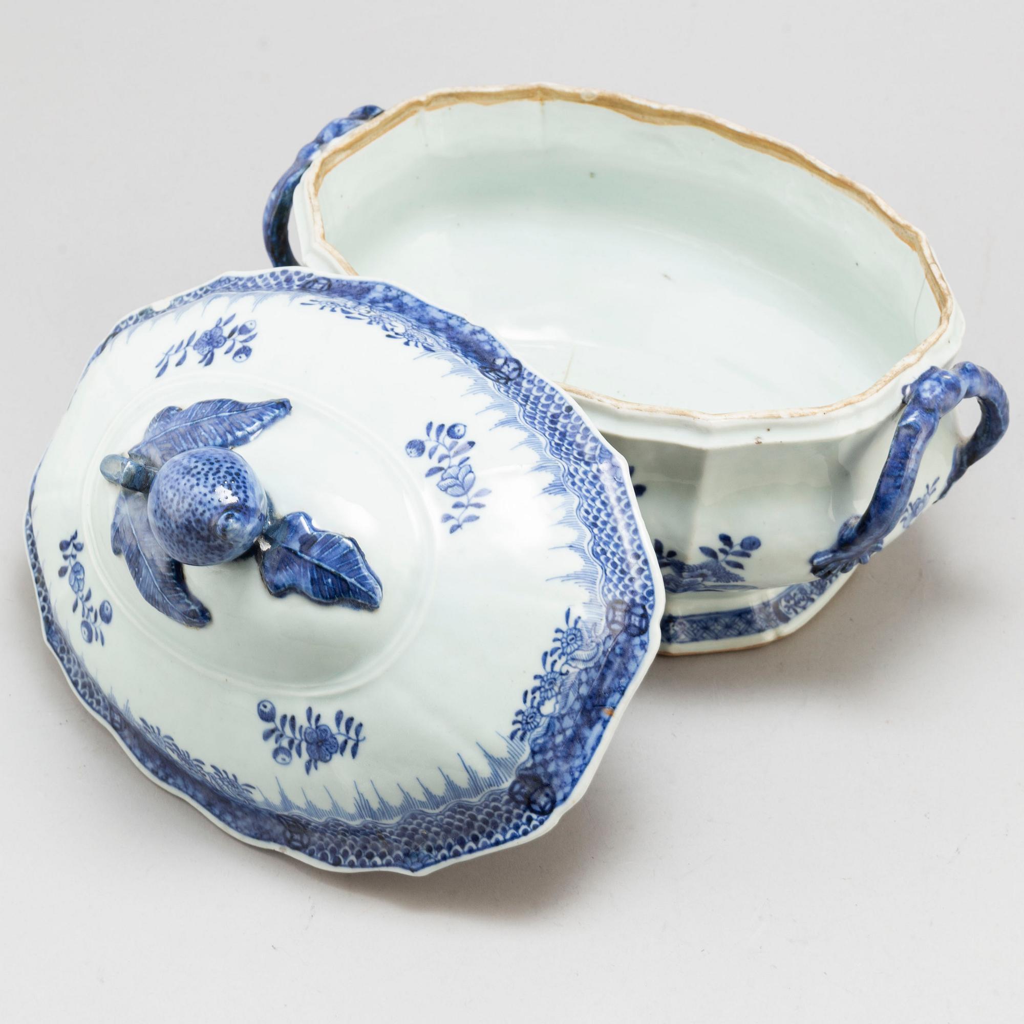 A large blue and white export porcelain tureen with cover, Qing dynasty, Qianlong (1736-95).