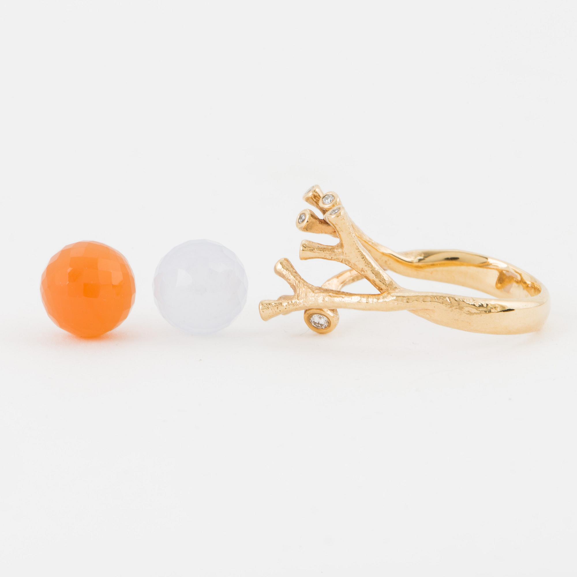 PER BORUP, "Twigs Changeling" ring med diamanter och fasettslipade kulor av kalcedon och karneol.