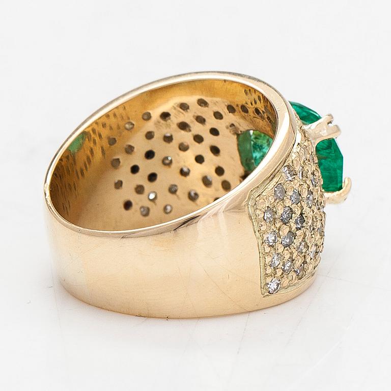 Ring, 14K gold, with an emerald and diamonds totalling ca. 0.52 ct.