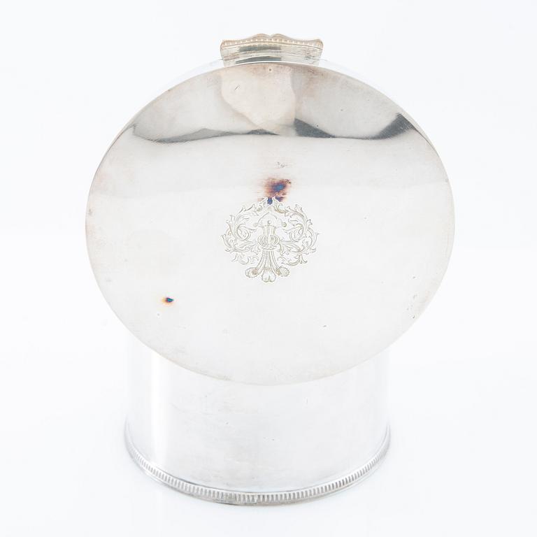 Sugar bowls 4 pcs in the Gustavian style, silver plate, and a box with a lid by Mappin & Webb.