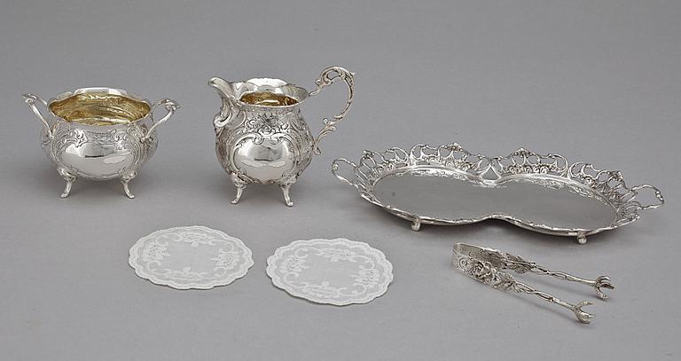 BRICKA MED SOCKERSKÅL SAMT GRÄDDKANNA, 4 delar, silver, bl a Gewe 1970, total vikt ca 445 g.