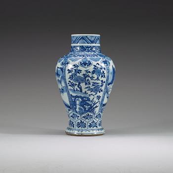 URNA, porslin. Qingdynastin, Kangxi (1662-1722).