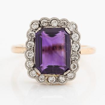 Ring in 18K gold with a faceted amethyst and octagon-cut diamonds.