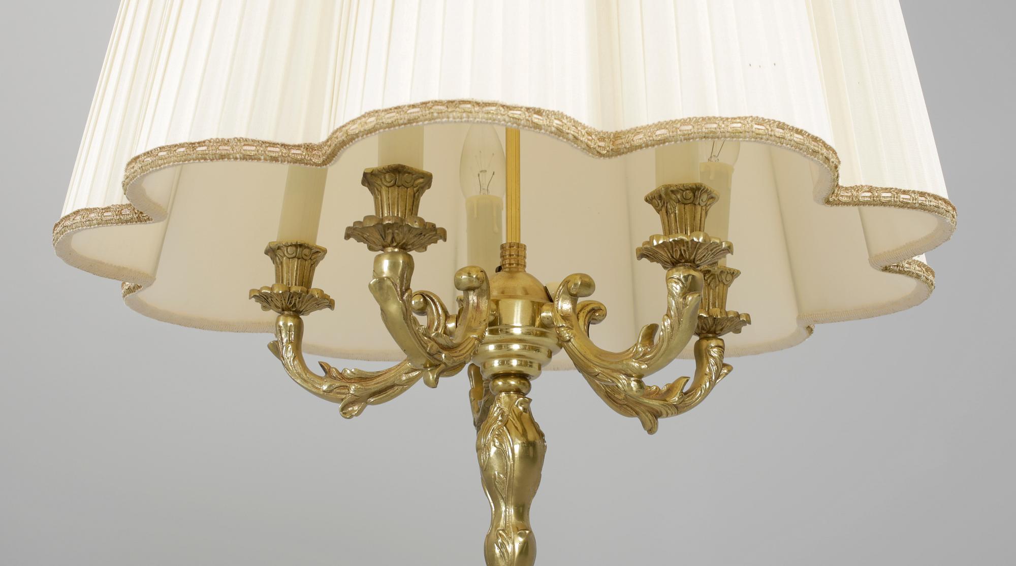 GOLVLAMPA, omkring 1900-talets mitt.