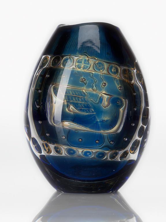 An Edvin Öhrström 'ariel' glass vase, Orrefors 1963.