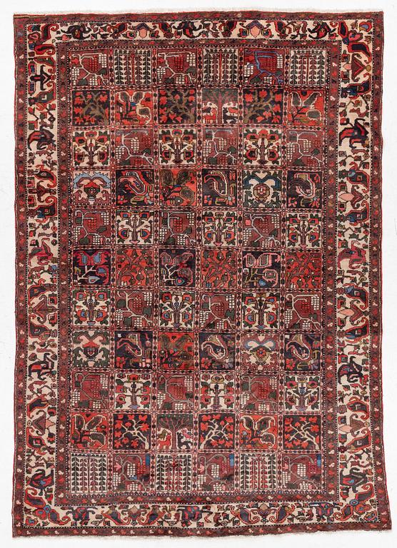 A Bakhtiari carpet a. 290 x 211 cm.
