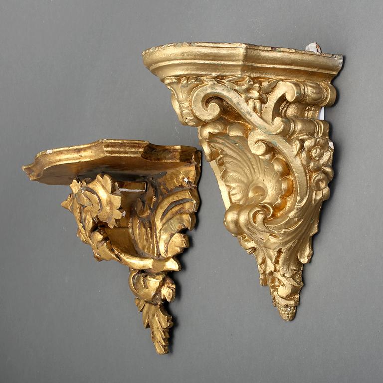 KONSOLER, 2 st, gips samt snidat trä, 1800/1900-tal.