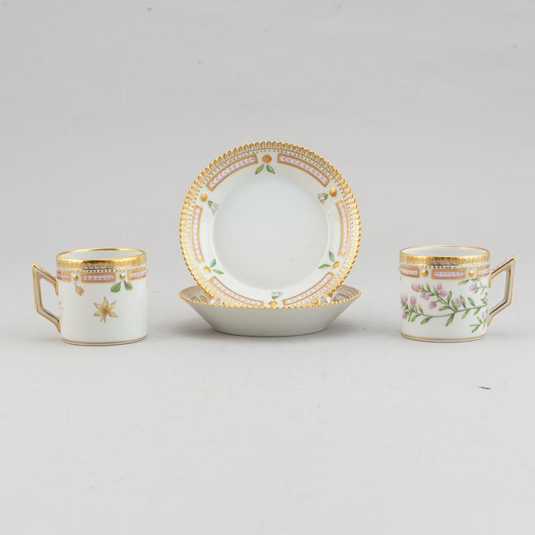Royal Copenhagen, koppar med fat, ett par, samt sockerskål, porslin. "Flora Danica", 1900-tal.