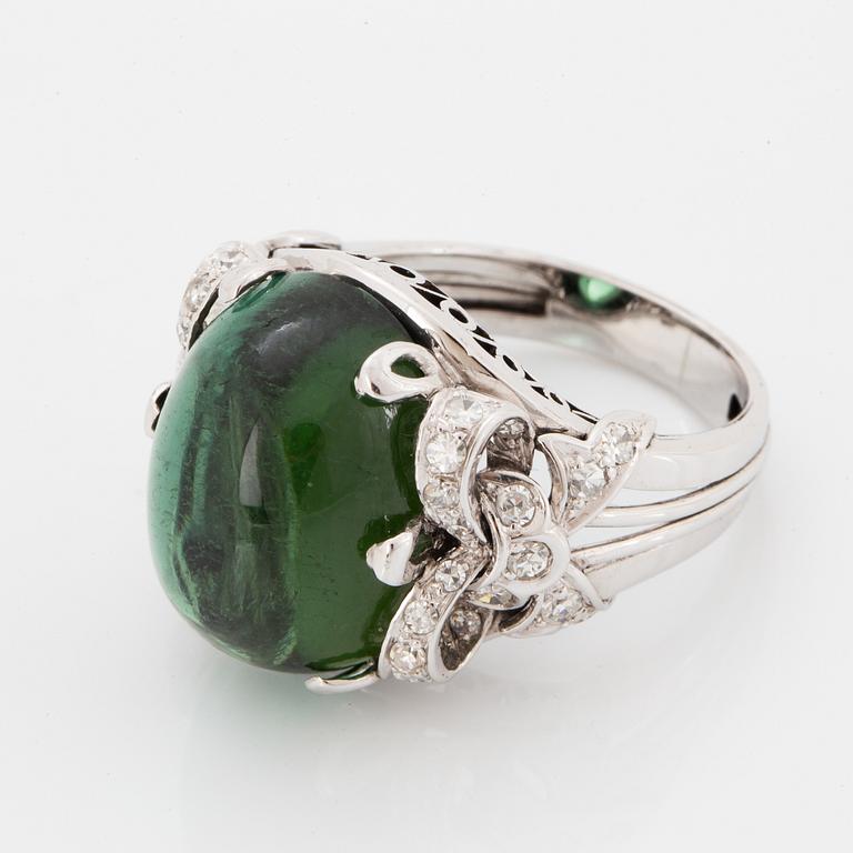 COCKTAILRING, med cabochonslipad grön turmalin och diamanter.