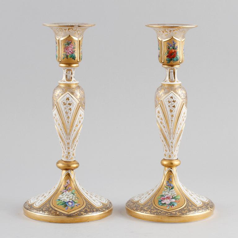 LJUSSTAKAR, ett par, glas, omkring sekelskiftet 1800/1900.