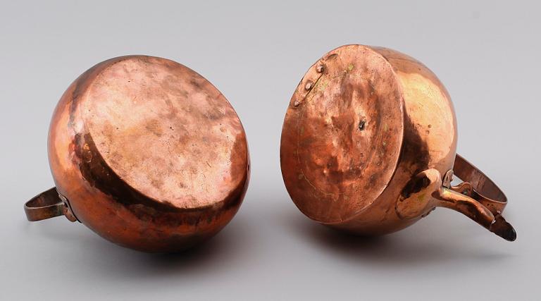 KAFFEKANNOR, 2 st, koppar, 1800-tal.