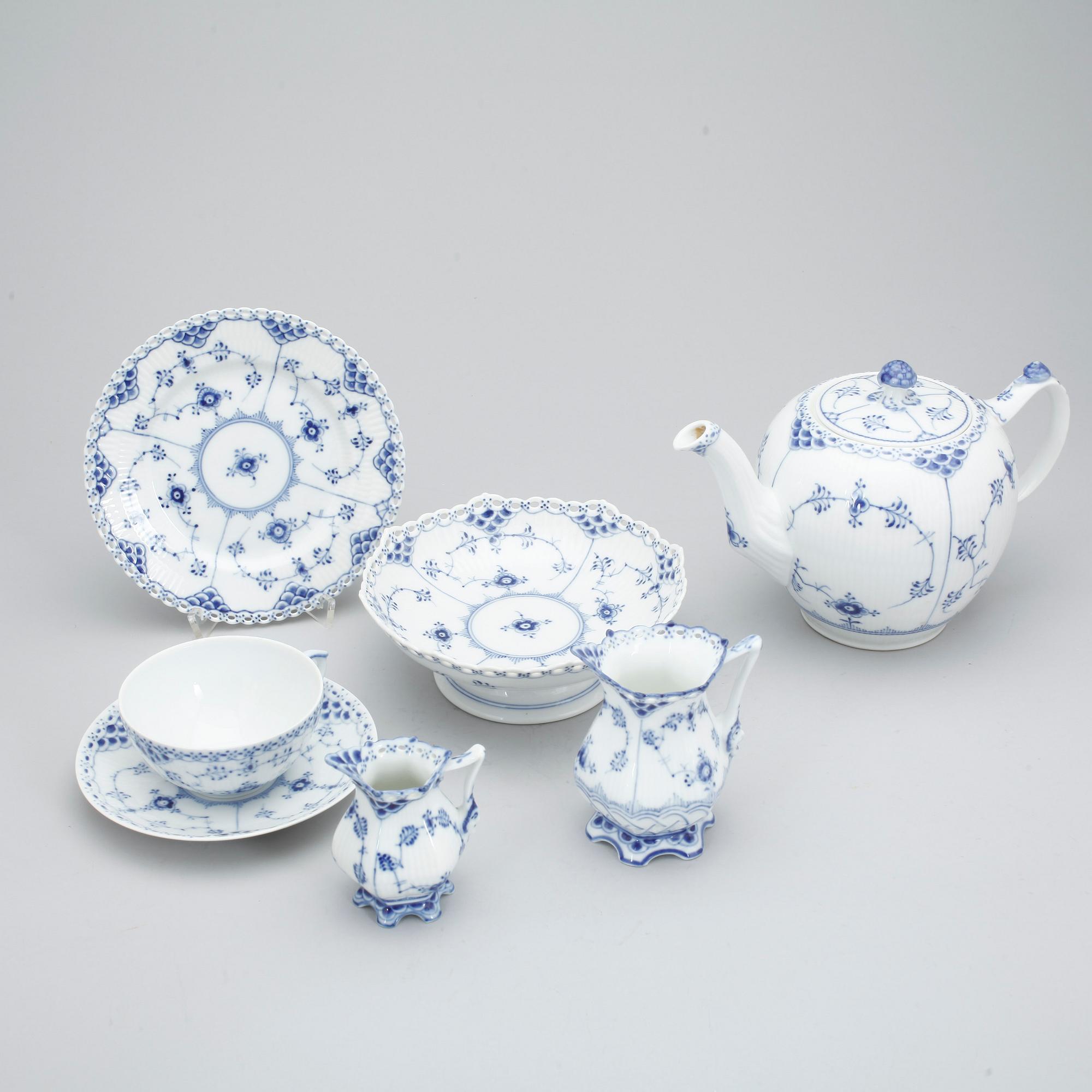 TESERVIS, 18 delar, porslin, "Musselmalet", Royal Copenhagen, Danmark, 1900-tal.