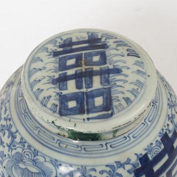 A Chinese blue and white porcelain jar with cover, Qing dynasty, 19th century.