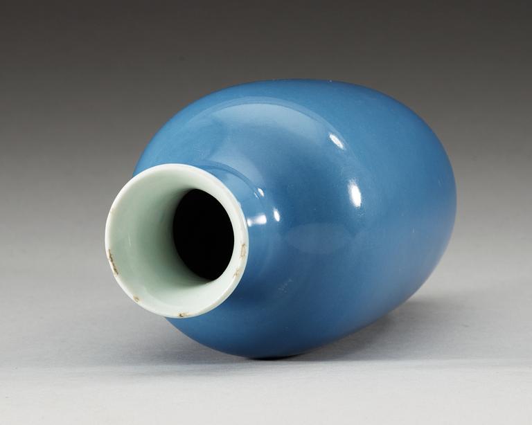 VAS, porslin. Qing dynastin, 1800-tal med Qianlongs märke.