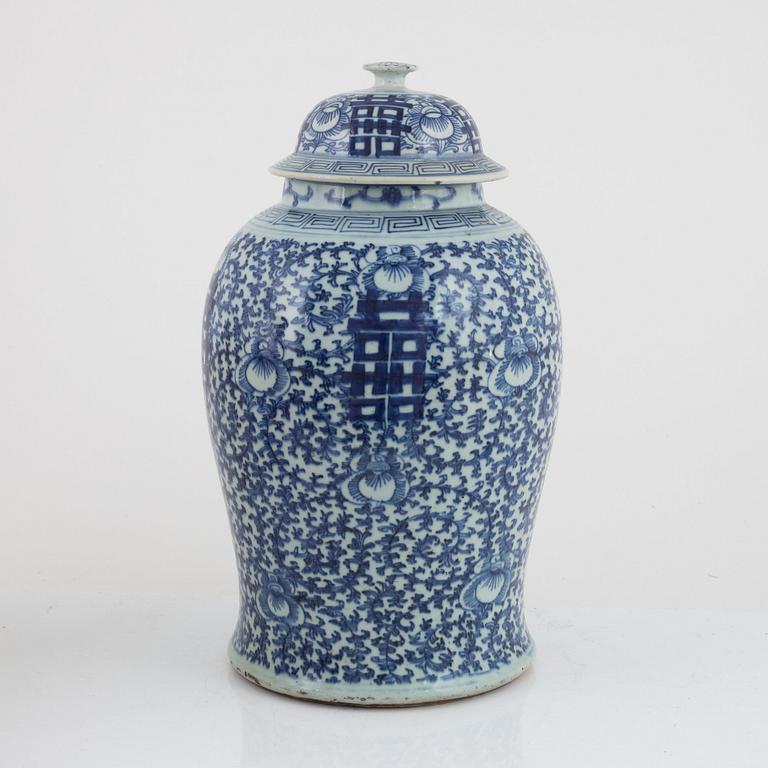 A lidded blue and white porcelain urn, China, late Qing dynasty.