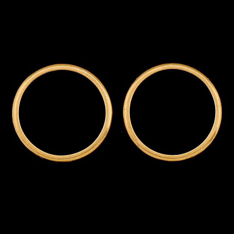 RINGAR, 2 st, 23K guld, svenska stämplar, 1938 och 1941. Total vikt ca 8,6 g.