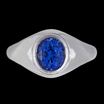 1208. RING, oval blå fasettslipad safir, 3.72 ct.