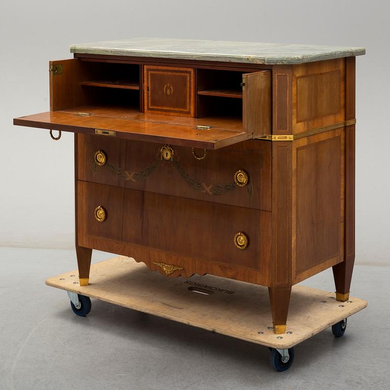 CHEST OF DRAWERS, gustavian style, first half of the 20th century.