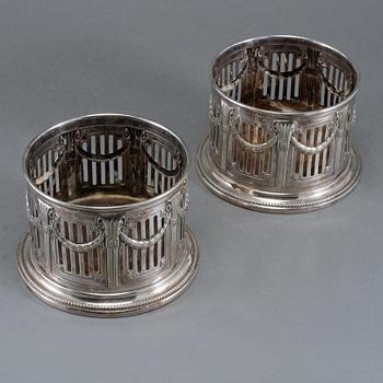 COASTERS, ett par, A G Dufva, nysilver, 1900-tal.