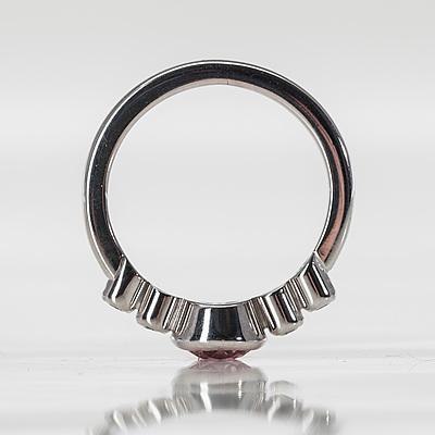 RING, vitguld 18K, burma spinell 1,27 ct, 4 diamanter tot. 0,20 ct. Pekka Kulmala 2007. Vikt 5,3 g.