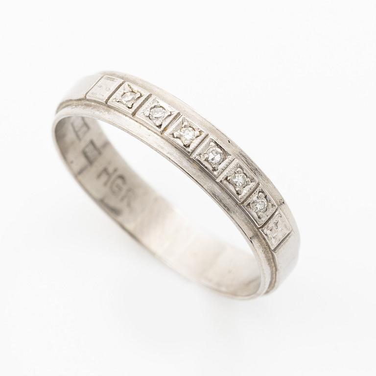 Ring halvallians 18K vitguld med små åttkantslipade diamanter.