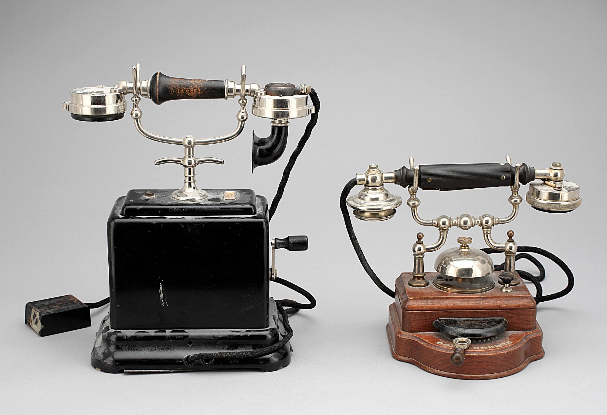 TELEFONER, 2 st, bla LM Ericsson, 1900-talets första hälft.